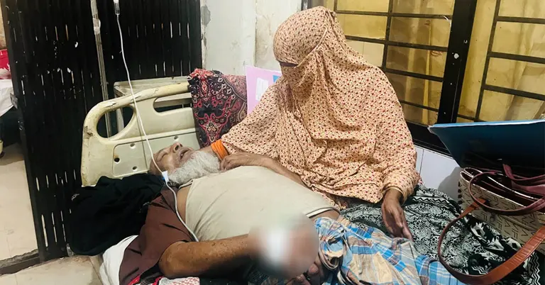 আহত অবস্থায় বৃদ্ধ